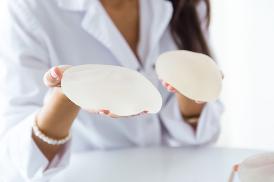 Face-to-face with Dr. Geneviève F-Caron - Breast Implants